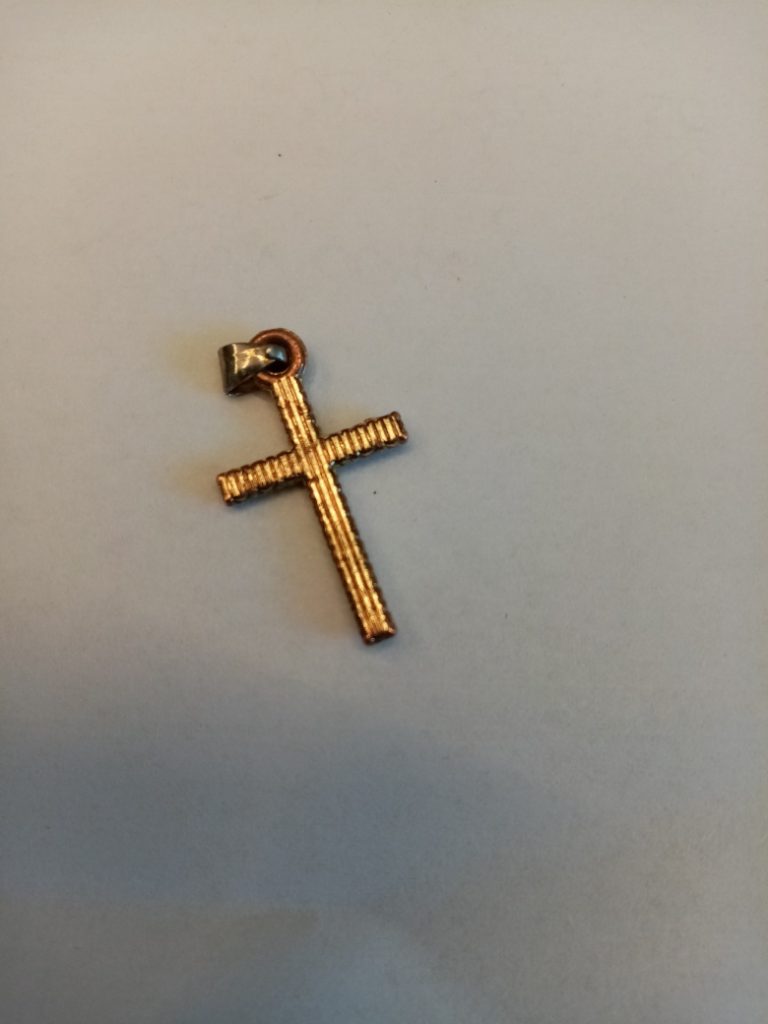Anhänger Kreuz mit Steinen aufgefunden