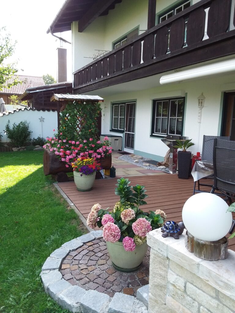 Komf. 4  Zimmerwohnung 100 qm mit Terrasse und Garten zu vermieten