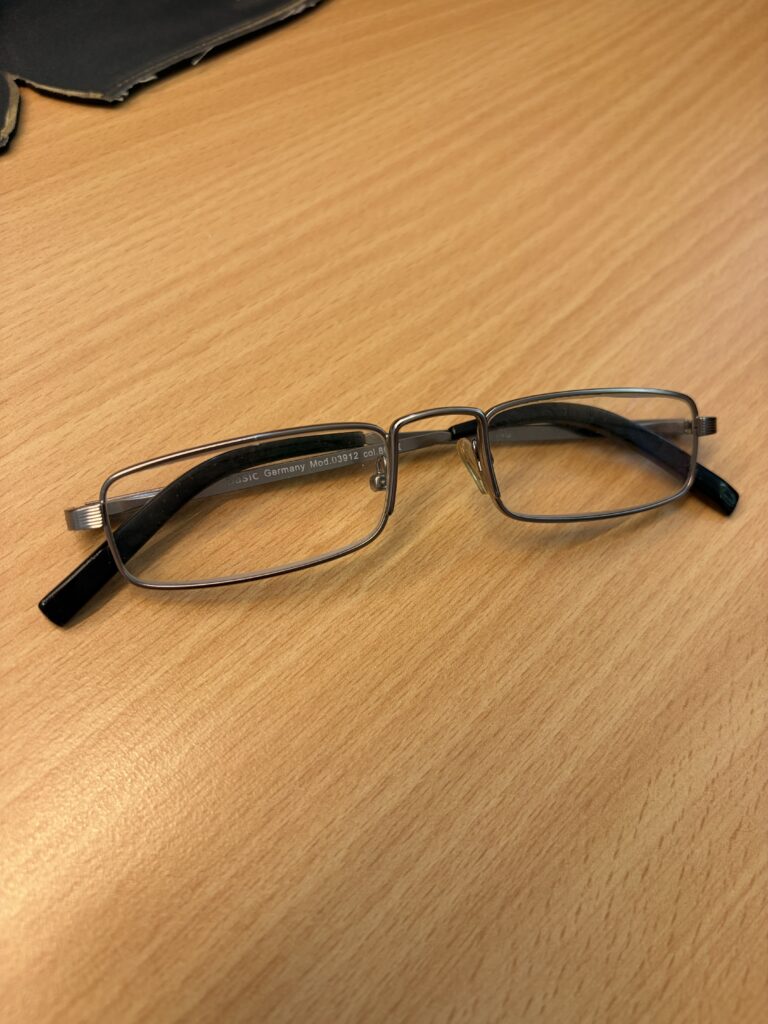 Es wurde eine Brille nähe Schule gefunden